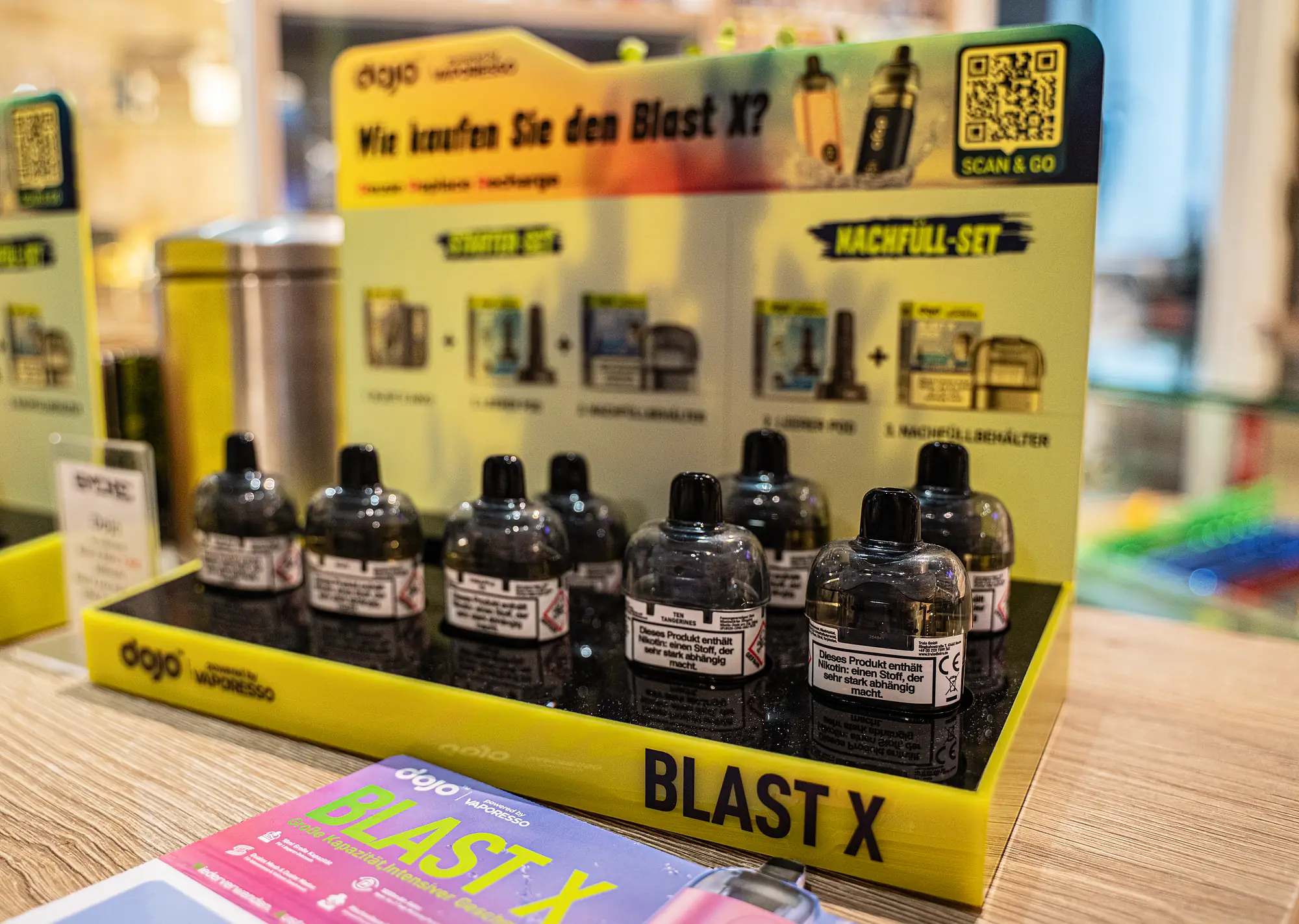 Blast-X-Pod-Verkaufsdisplay auf der Theke bei SmokeFactory Köln am Neumarkt