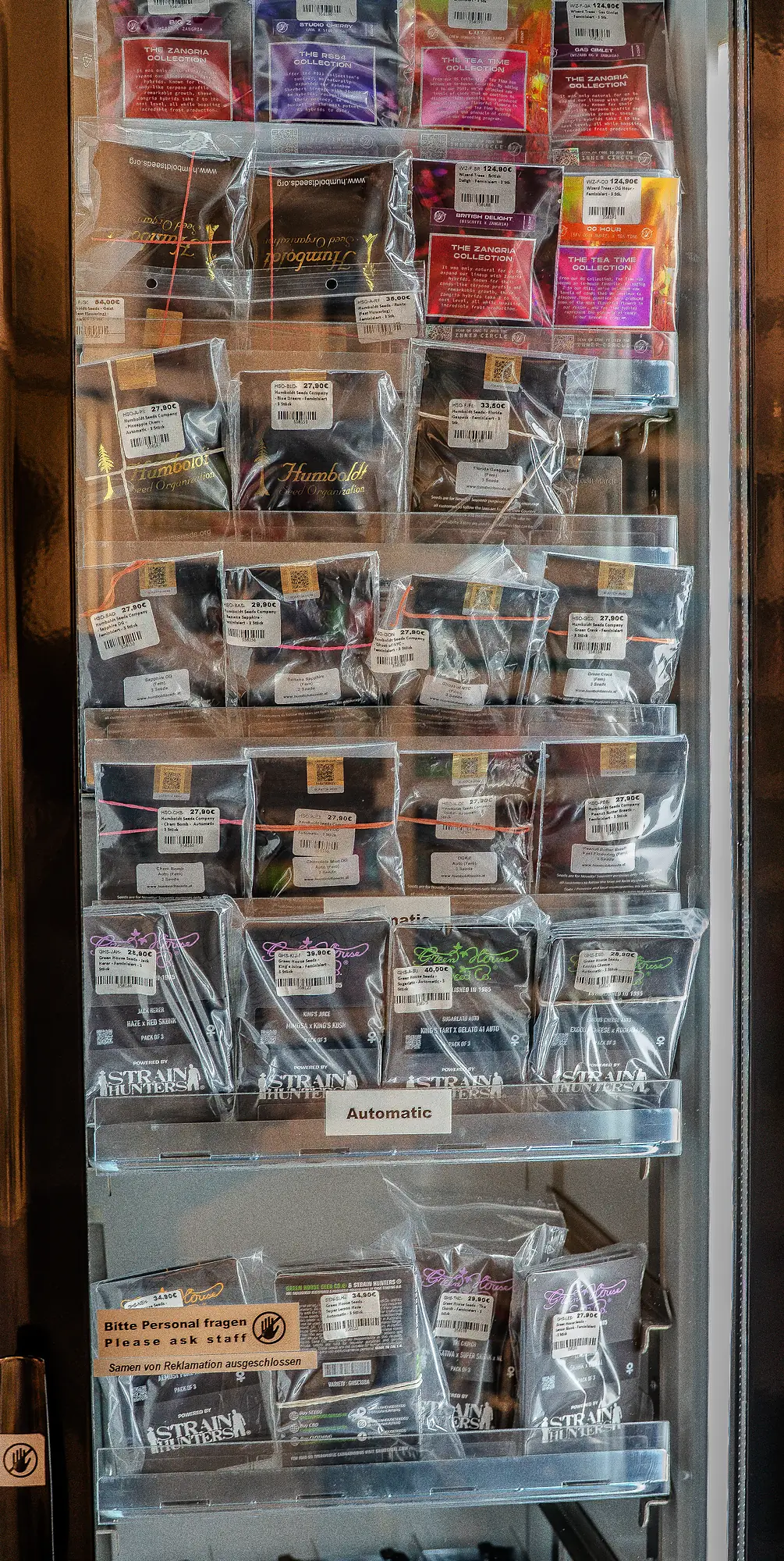 Schmale Vitrine mit CBD-Produkten und Tabakersatz im The Jungle Headshop Köln