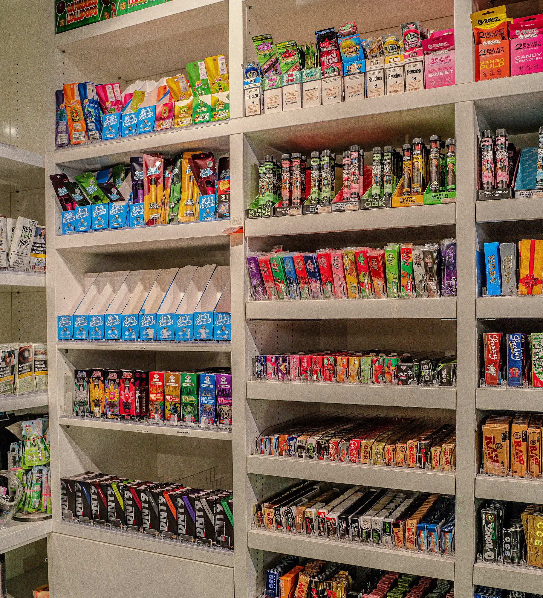 Dicht gefüllte Vape-Regalwand mit bunten Pods und Liquids bei SmokeFactory Köln