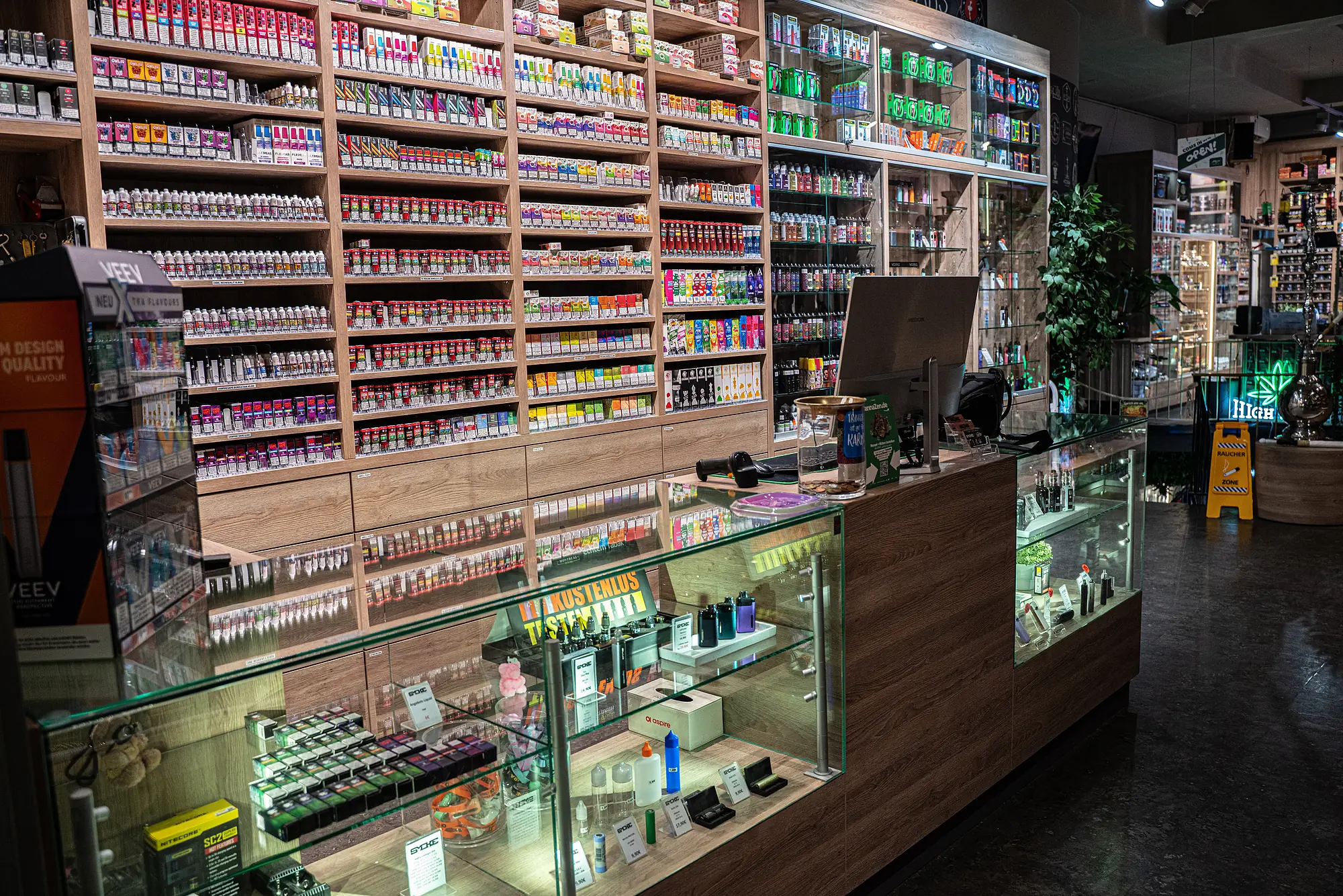 Verkaufstheke mit Liquid-Regalwand und Neon-Schild im SmokeFactory-Laden am Kölner Neumarkt