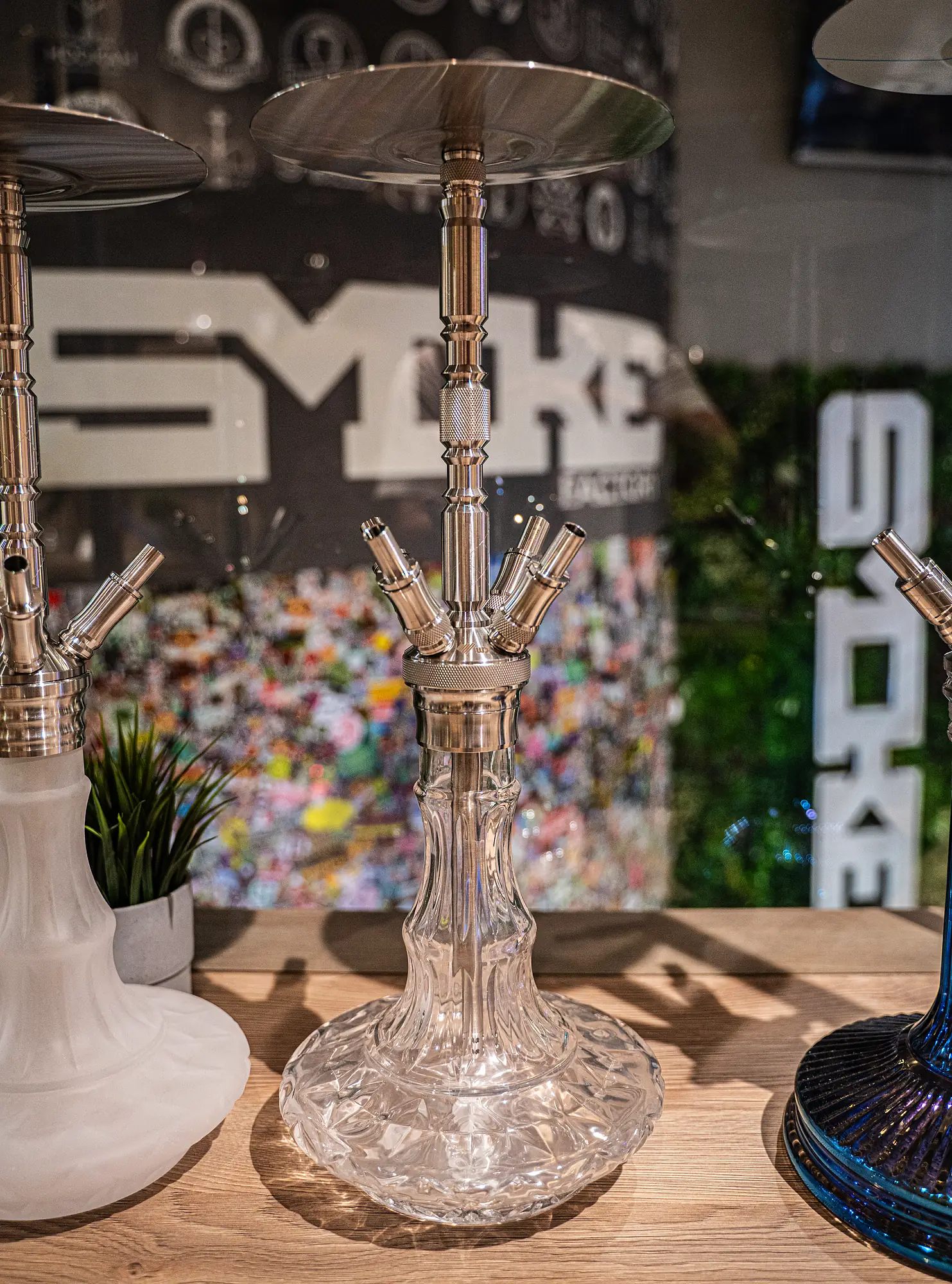 Kristall-Shisha mit glänzender Edelstahl-Rauchsäule auf der Theke bei SmokeFactory Köln