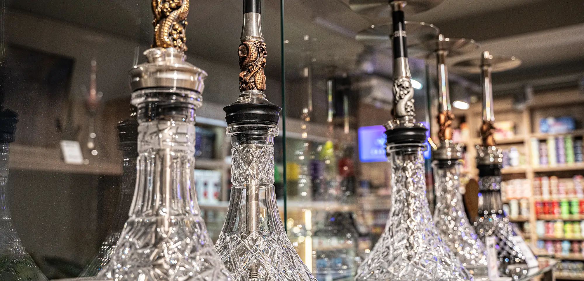 Kristall-Shishas in der Glasvitrine bei SmokeFactory Köln