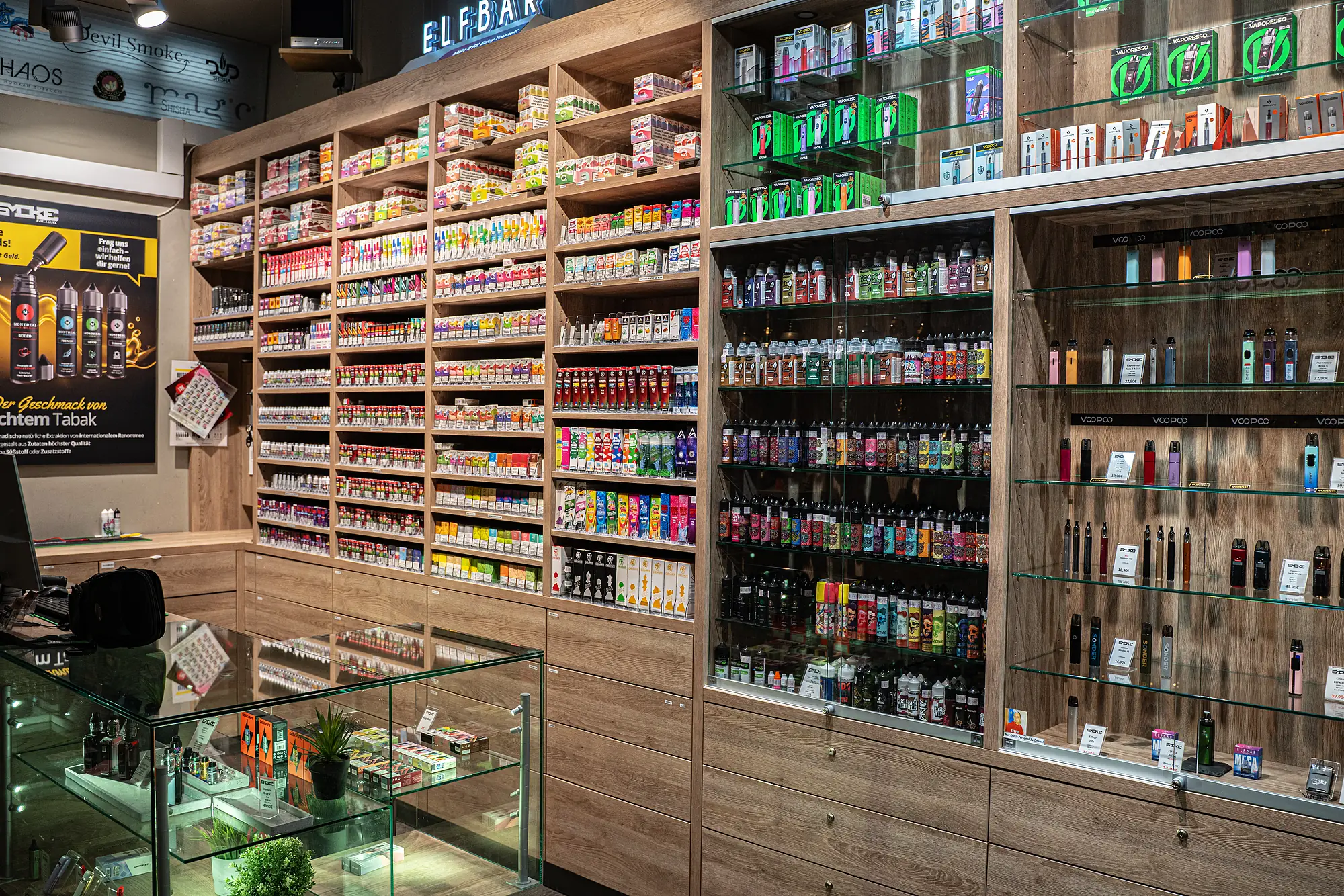 Buntes Liquid-Regal mit E-Zigaretten-Vitrine im SmokeFactory-Laden am Neumarkt