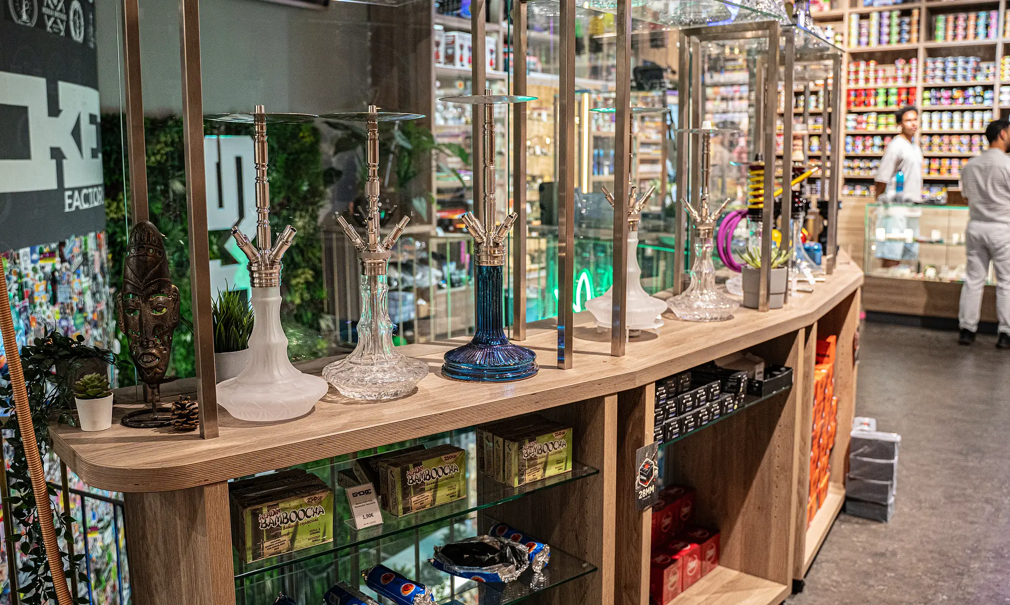 Shisha-Ausstellung auf dem Holztisch bei SmokeFactory Köln am Neumarkt