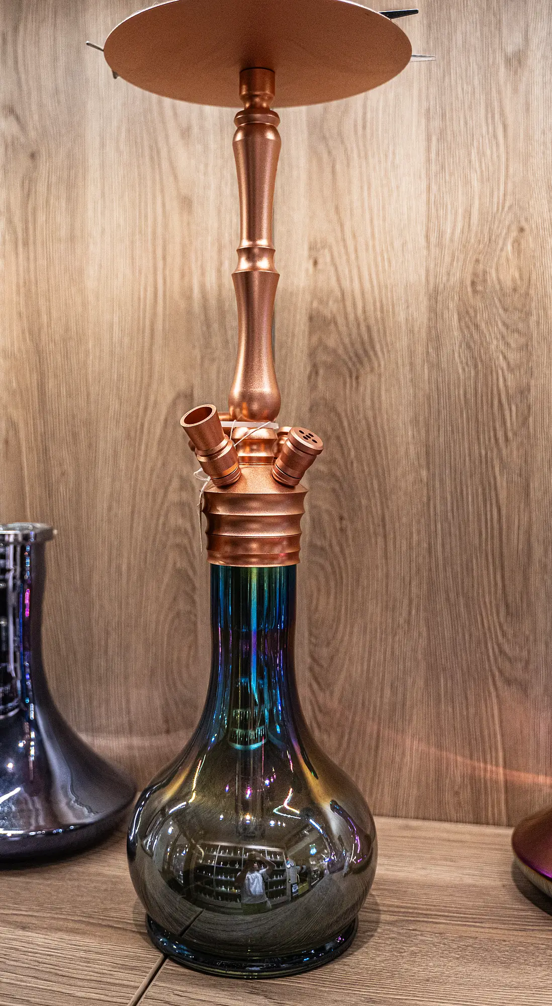 Shisha mit schillernder blau-grüner Glasbase bei SmokeFactory Köln