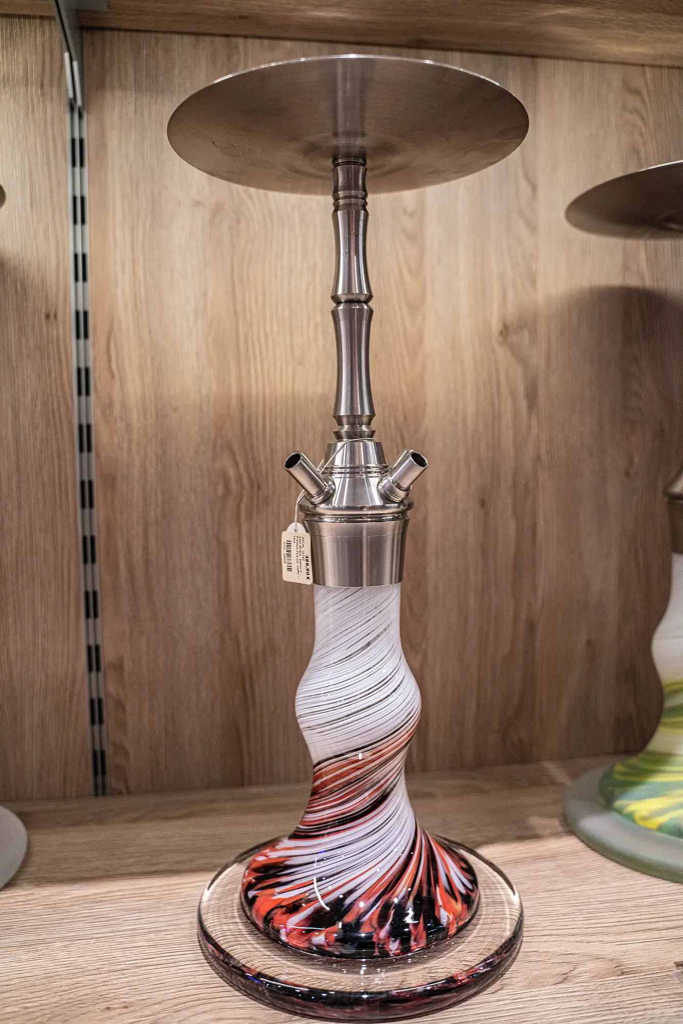 Shisha mit weiß-rot gemusterter Spiral-Base bei SmokeFactory Köln