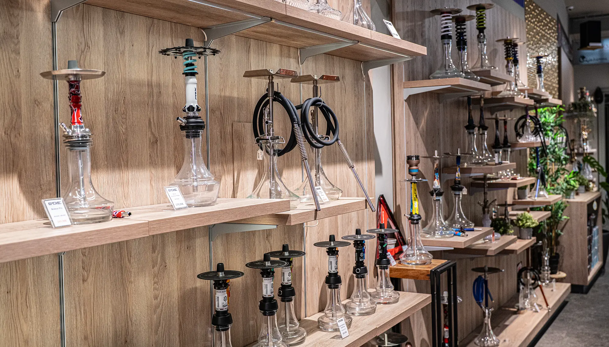 Regalwand mit Shishas, Schläuchen und Zubehör bei SmokeFactory Köln am Neumarkt
