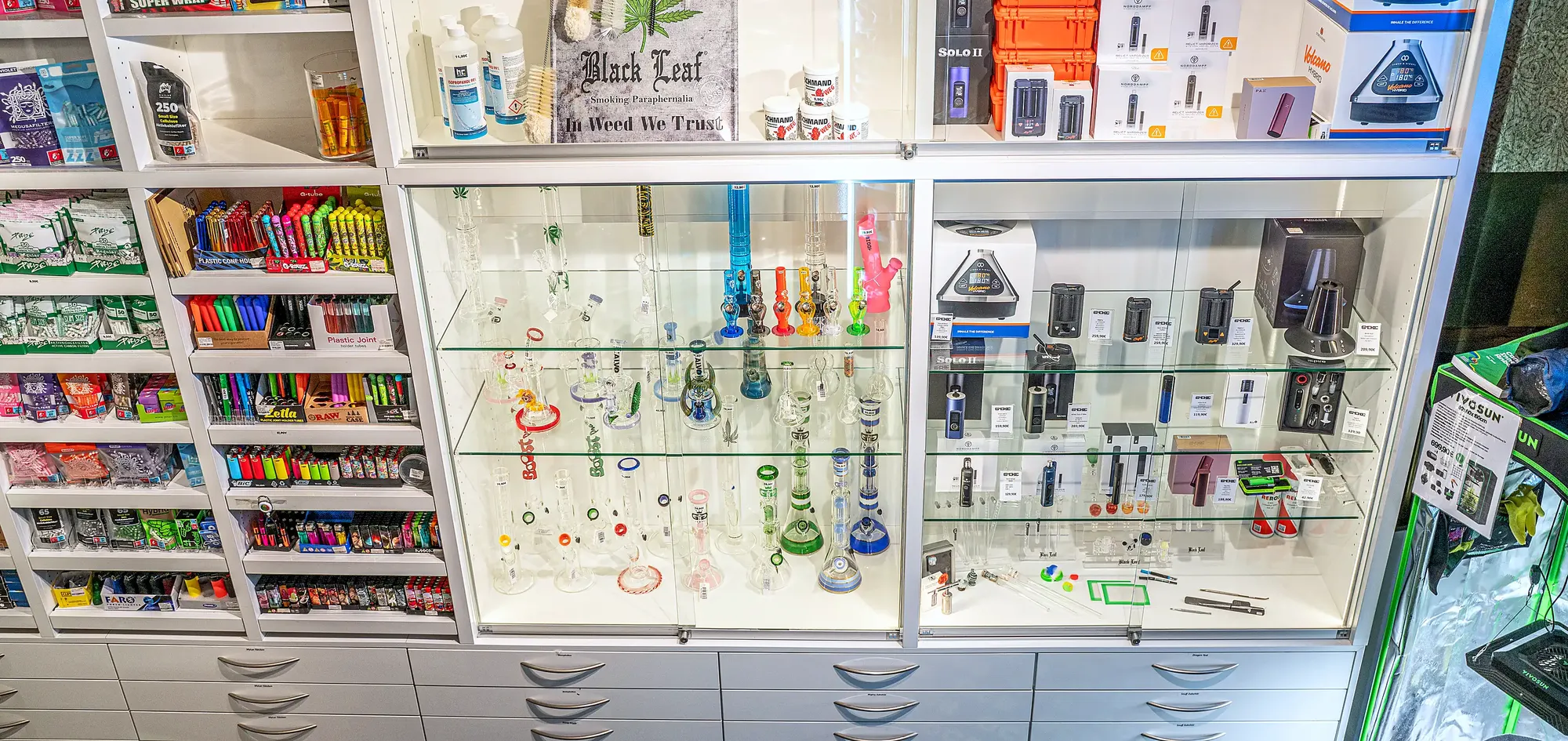 Vaporizer-Vitrine mit Volcano und Mighty im The Jungle Headshop Köln