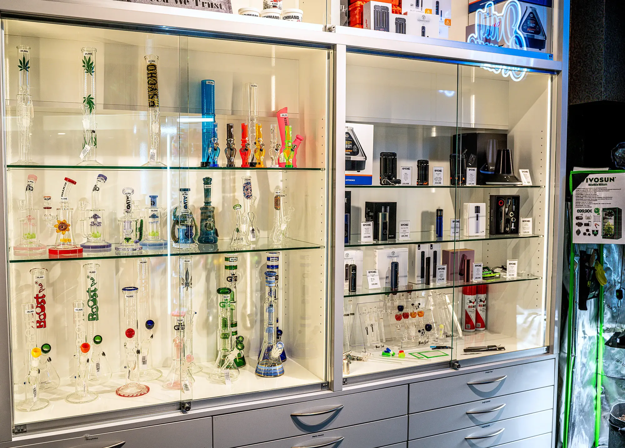Glasvitrine mit bunten Glasbongs im The Jungle Headshop Köln