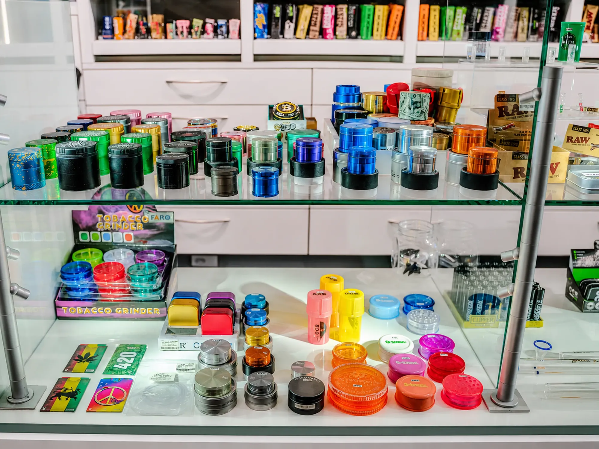 Glastheke mit Grinder-Auswahl in vielen Farben im The Jungle Headshop Köln