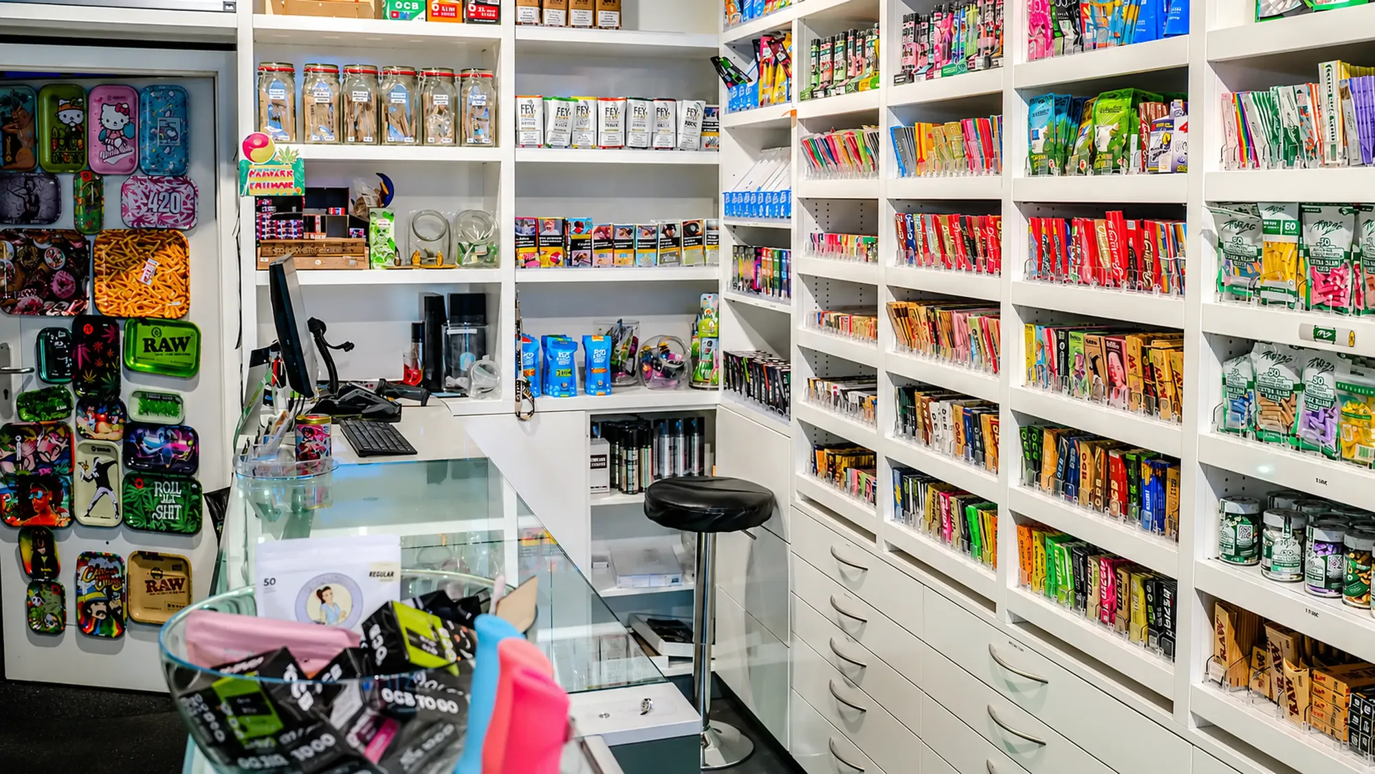 THEKE + PAPERS-WAND — The Jungle Headshop Köln