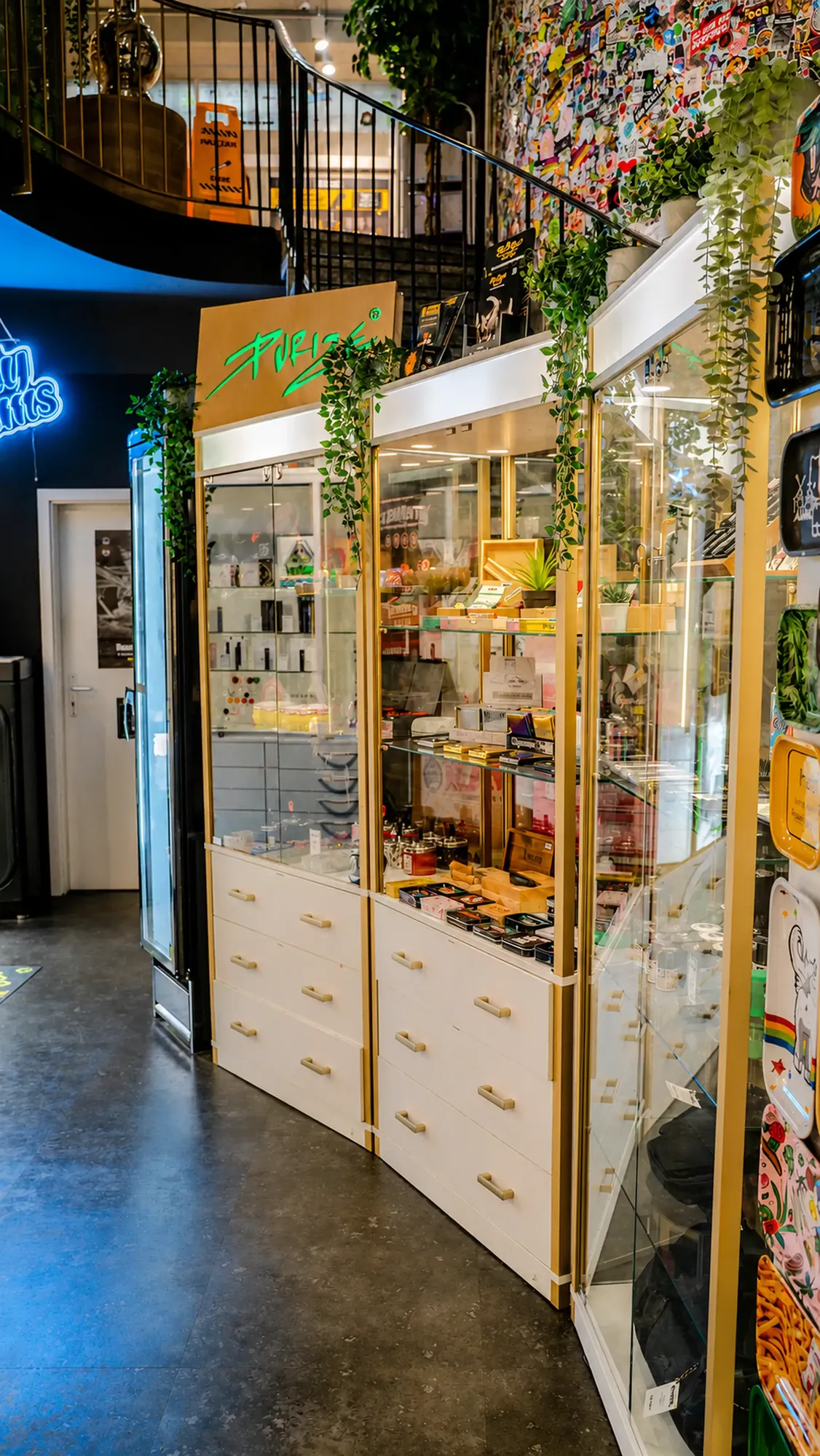 VITRINEN-GANG — The Jungle Headshop Köln