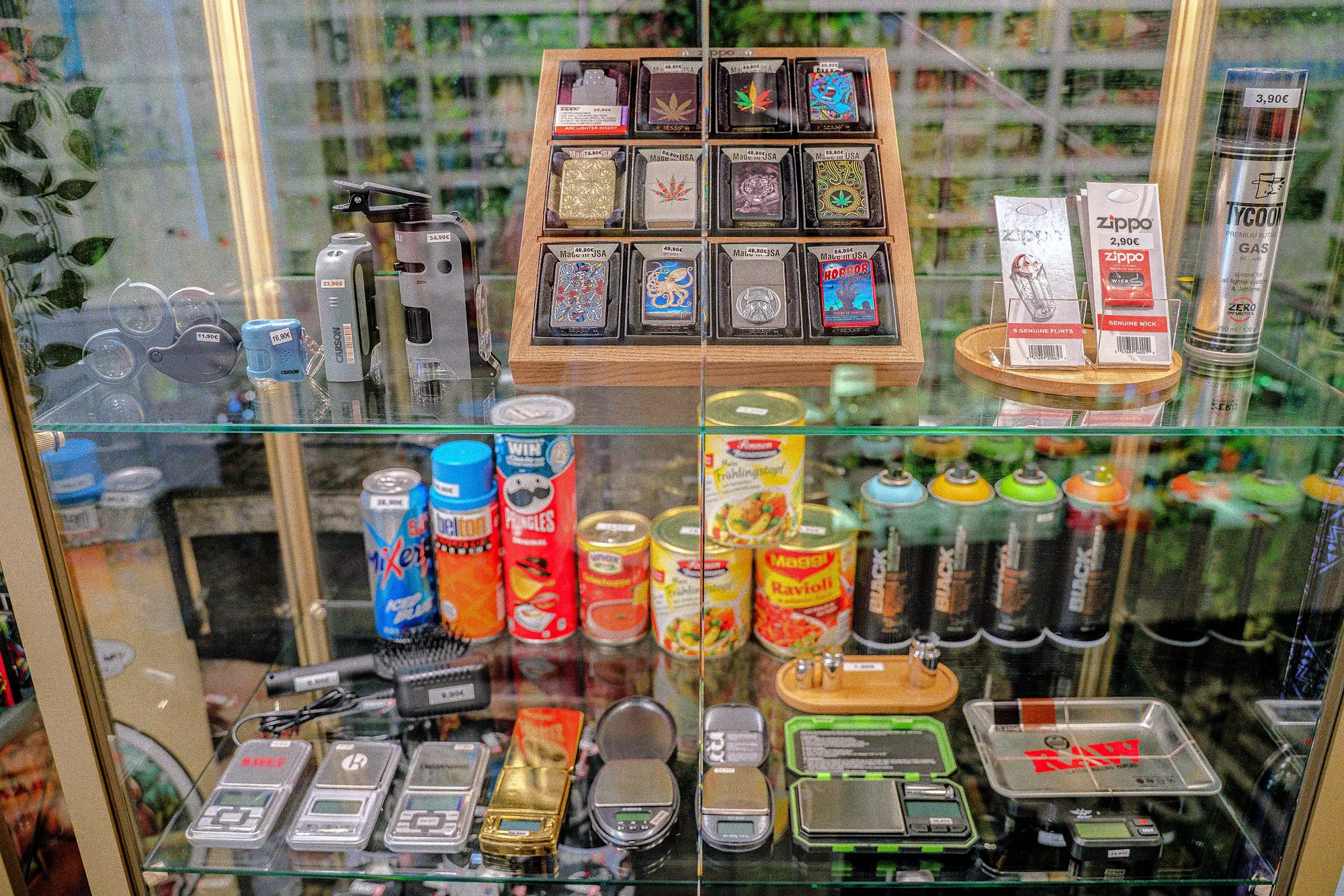 Vitrine mit Zippo-Feuerzeugen und Zubehör im The Jungle Headshop Köln