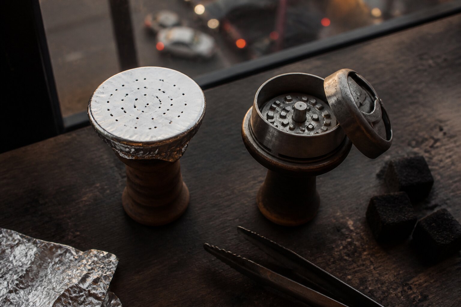 Shisha-Kopf mit HMD neben gelochter Alufolie und Naturkohle – zwei Aufsatz-Varianten im Vergleich