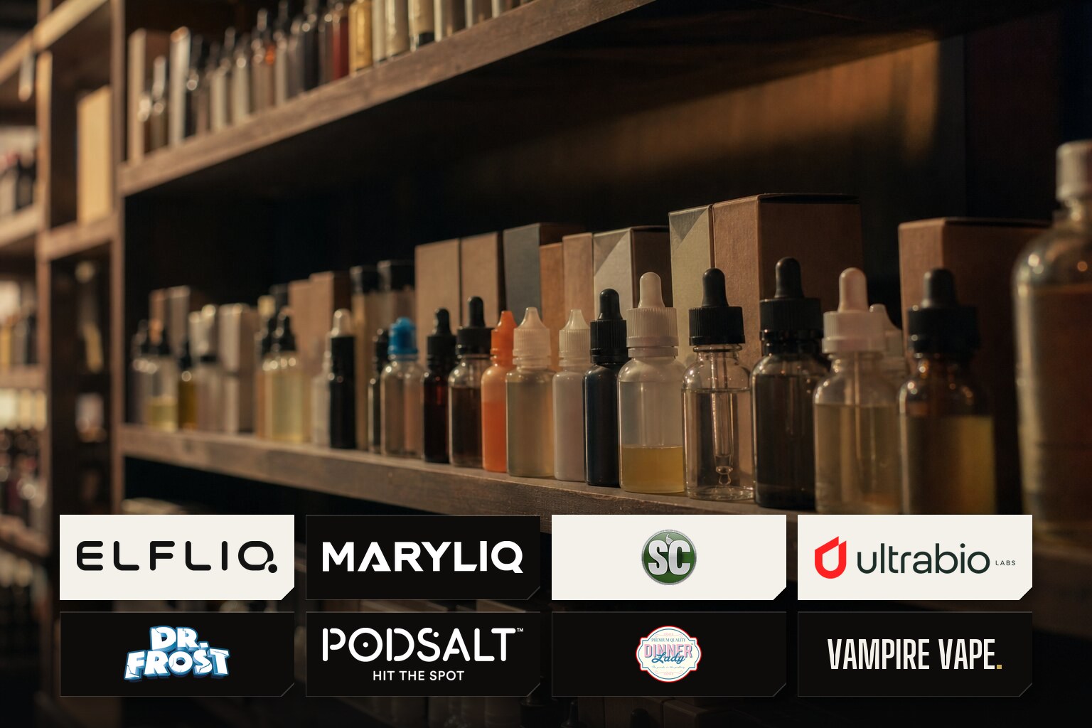 Regal mit neutralen Liquid-Flaschen, davor die Original-Logos von ELFLIQ, Maryliq, SC, Ultrabio, Dr. Frost, Pod Salt, Dinner Lady und Vampire Vape