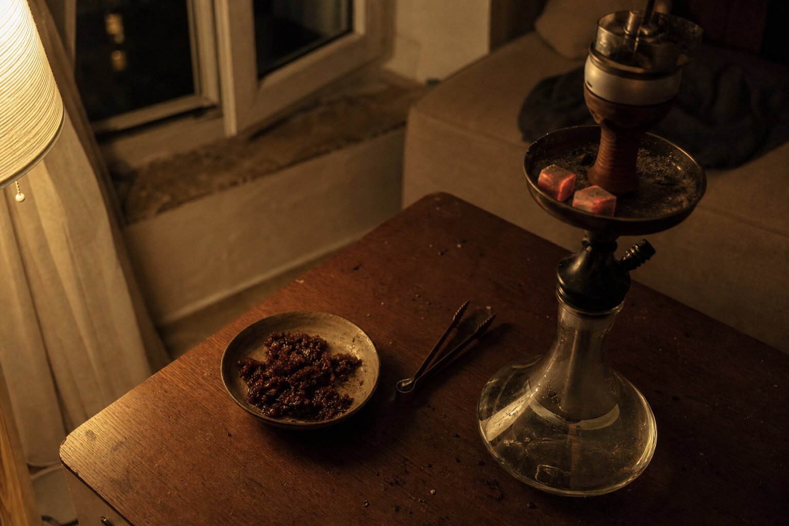Shisha-Kopf mit Naturkohle auf dem Tresen – Ursachen für kratzenden Rauch prüfen